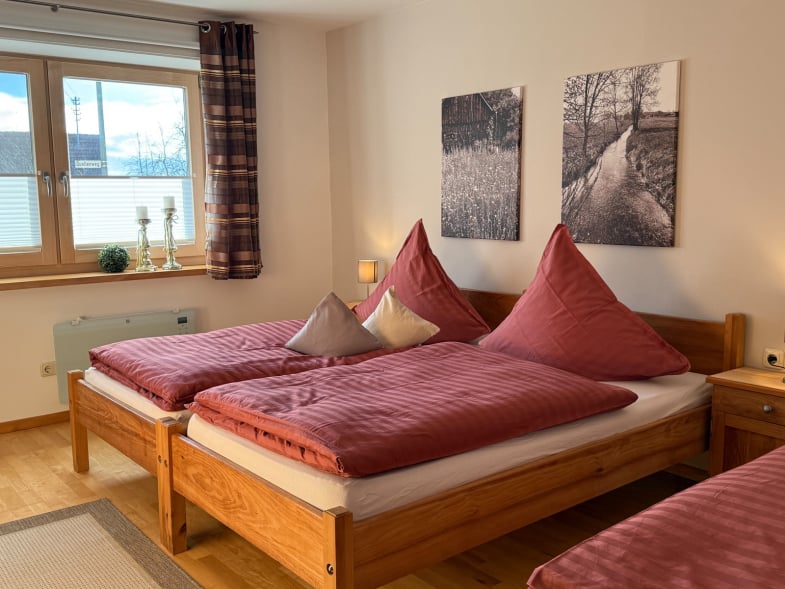 Schlafzimmer mit Zustellbett