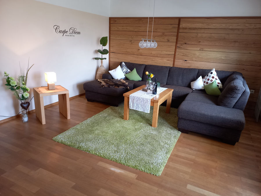 Wohnzimmer mit Balkon